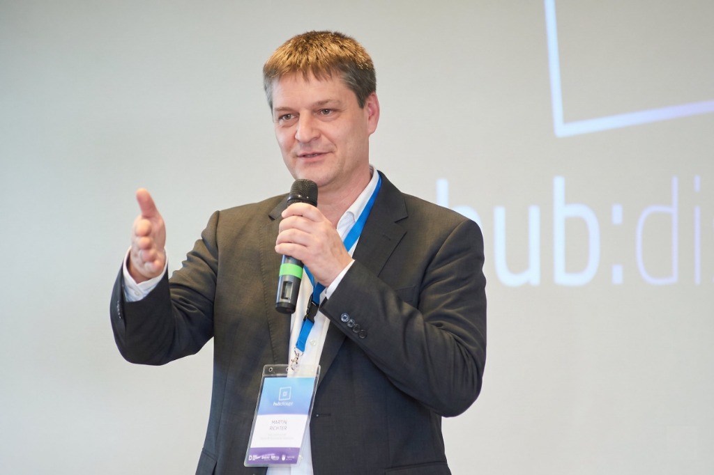 Martin Richter – Keynote Speaker mit Mikrofon auf der Bühne
